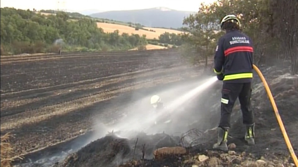 Los bomberos trabajan en la extinción de un incendio originado en Lantarón. Foto: EiTB