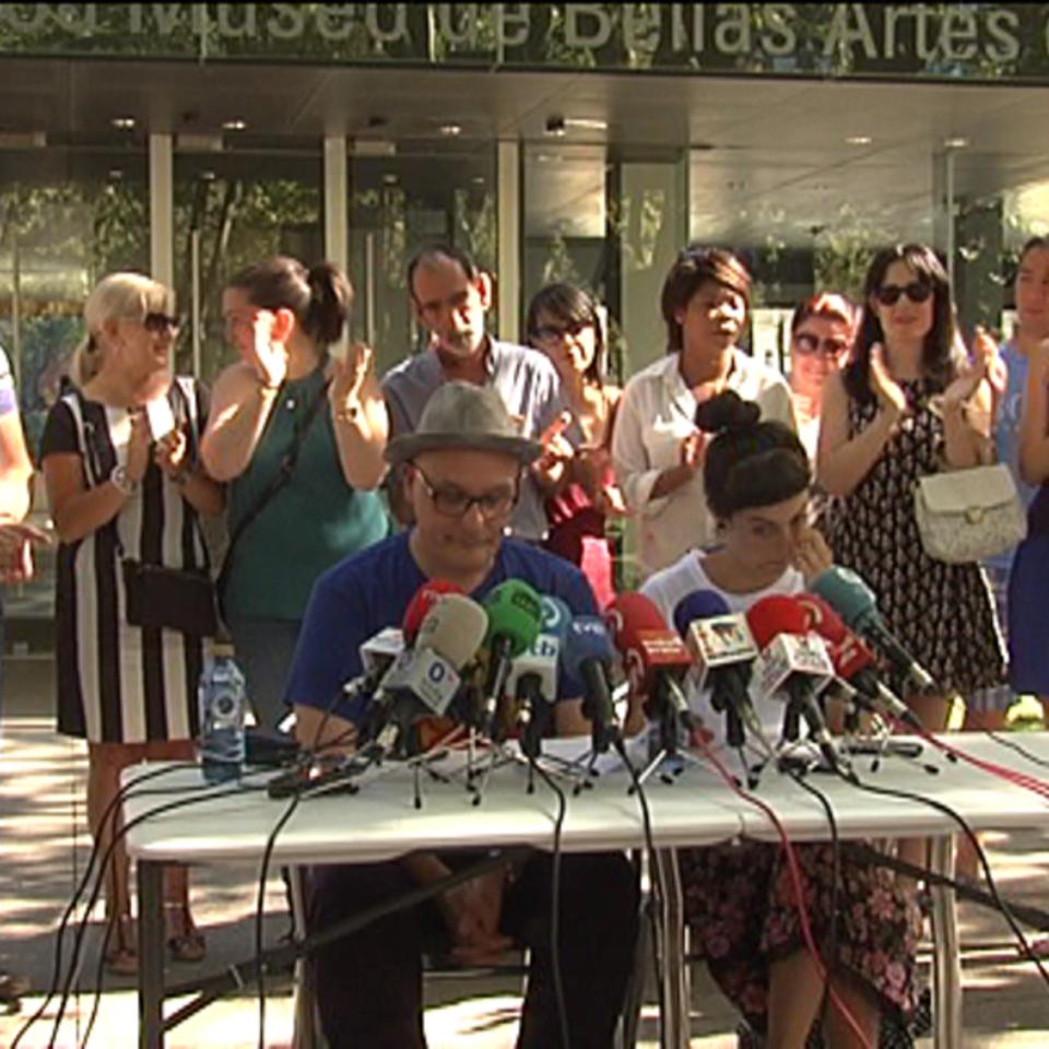 Trabajadores del museo se abrazan, tras la rueda de prensa para explicar el fin del conflicto. EFE