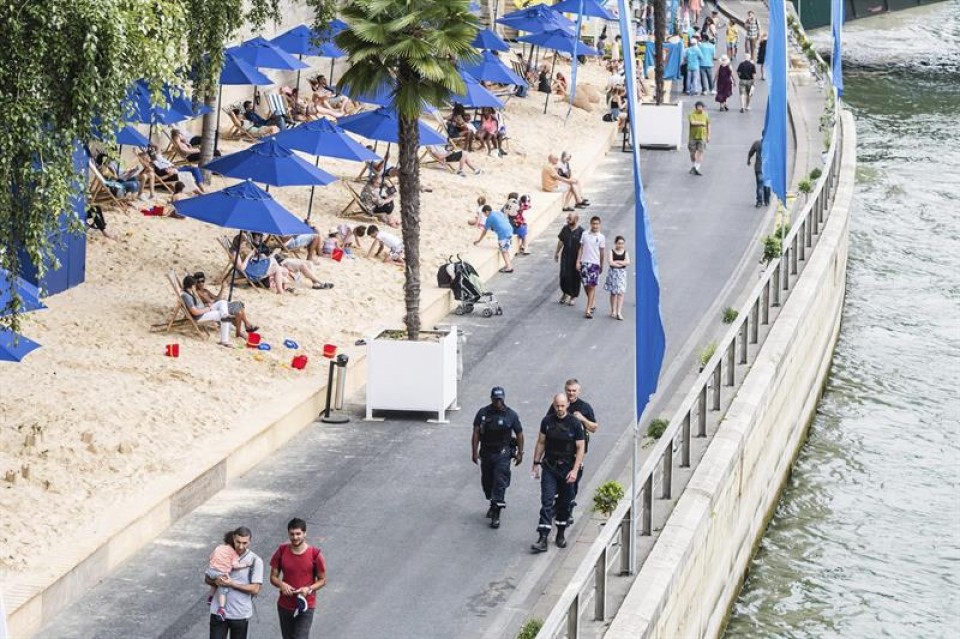 La policía francesa vigila la orilla del Sena, donde han instalado 'Paris Plages'. Foto: EFE