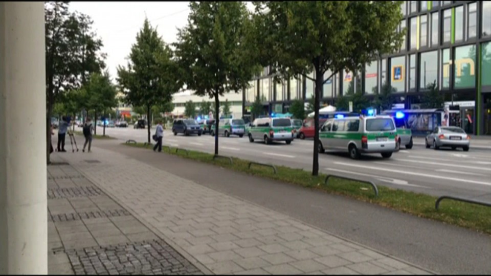 La Policía, ante el centro comercial atacado en Múnich. EiTB