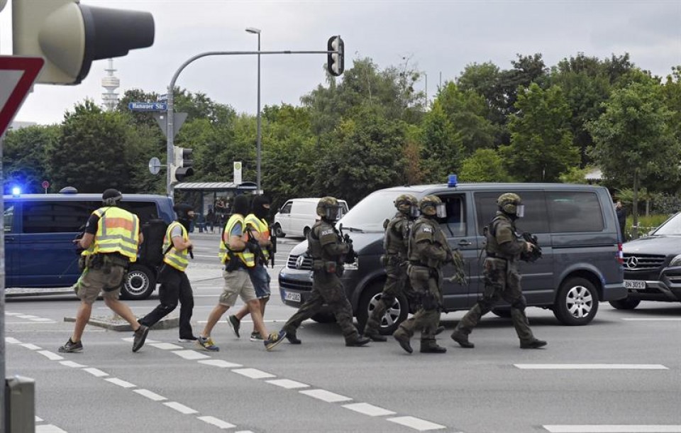 Hainbat pertsona hil dituzte Munichen izandako tiroketa batean