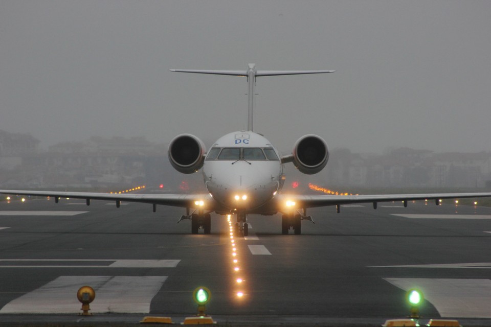 Un avión en la pista que deberá acortar el aeropuerto. Foto: Iñigo Olaizola Ayensa