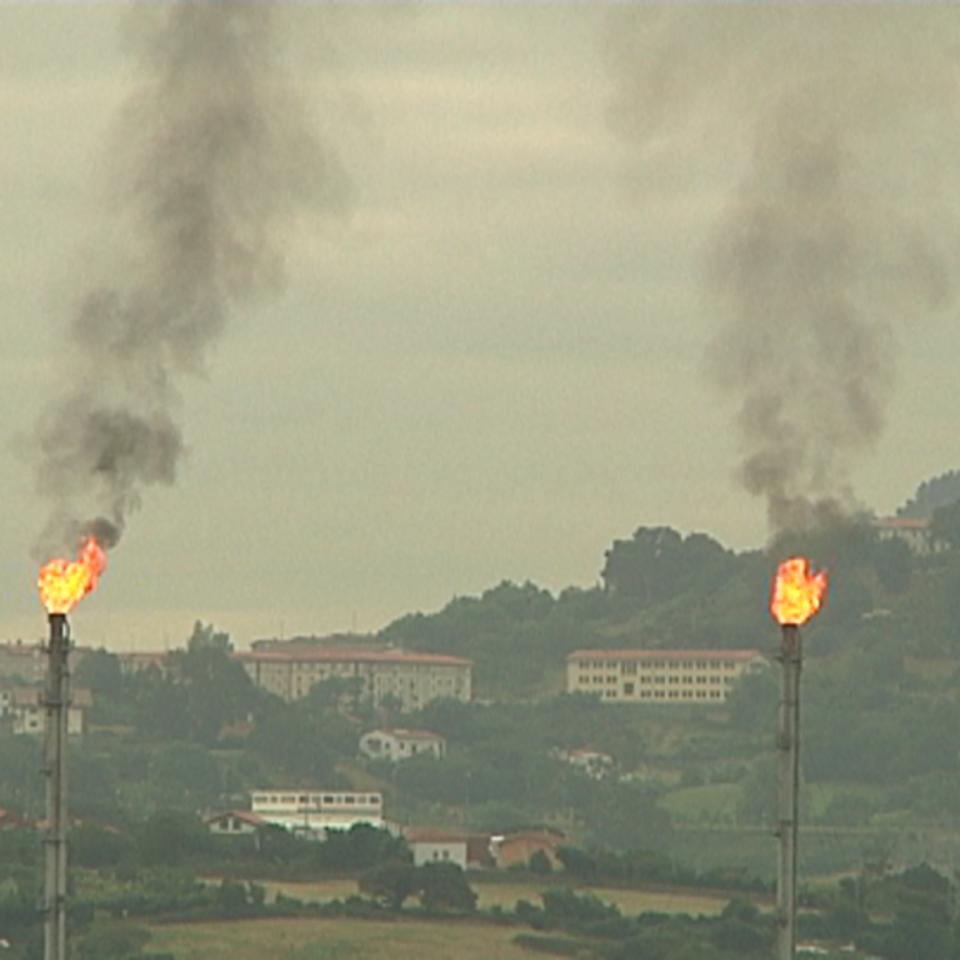 Las chimeneas de la empresa Petronor en Muskiz (Bizkaia). Foto: eitb.eus