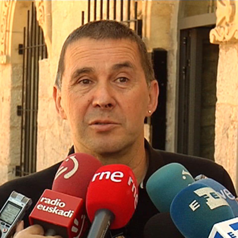 Arnaldo Otegi en declaraciones a los medios a las puertas del cementerio de Polloe. Foto: EiTB