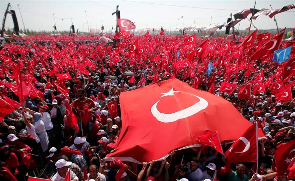Erdoganen aldeko manifestazioa Istanbulen. Argazkia: EFE