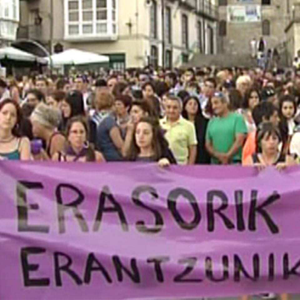 Concentración en Vitoria-Gasteiz contra las agresiones machistas. EiTB
