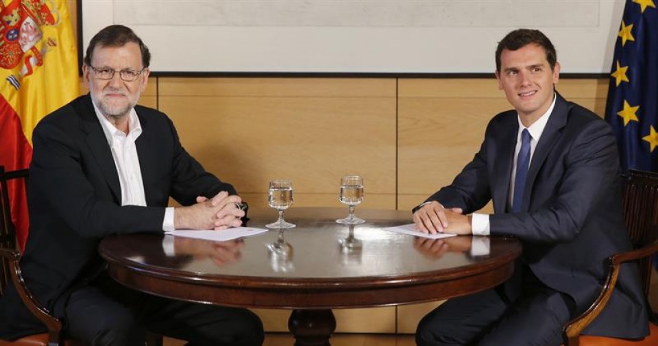 Mariano Rajoy PPko presidentea eta Albert Rivera Ciudadanoseko buruzagia. Argazkia: EFE