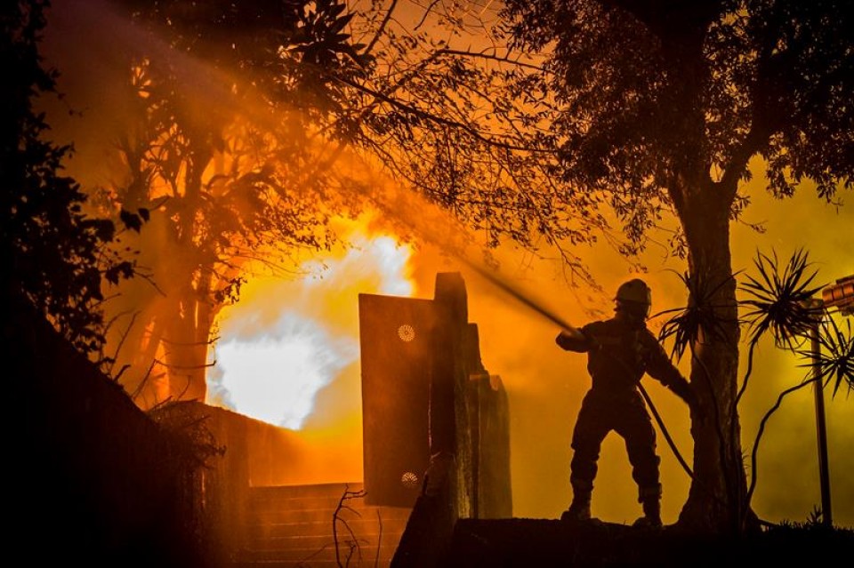 Un bombero lucha contra el fuego en Funchal. EFE