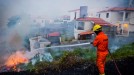 Bomberos trabajan en las labores de extinción del incendio forestal. Foto: EFE
