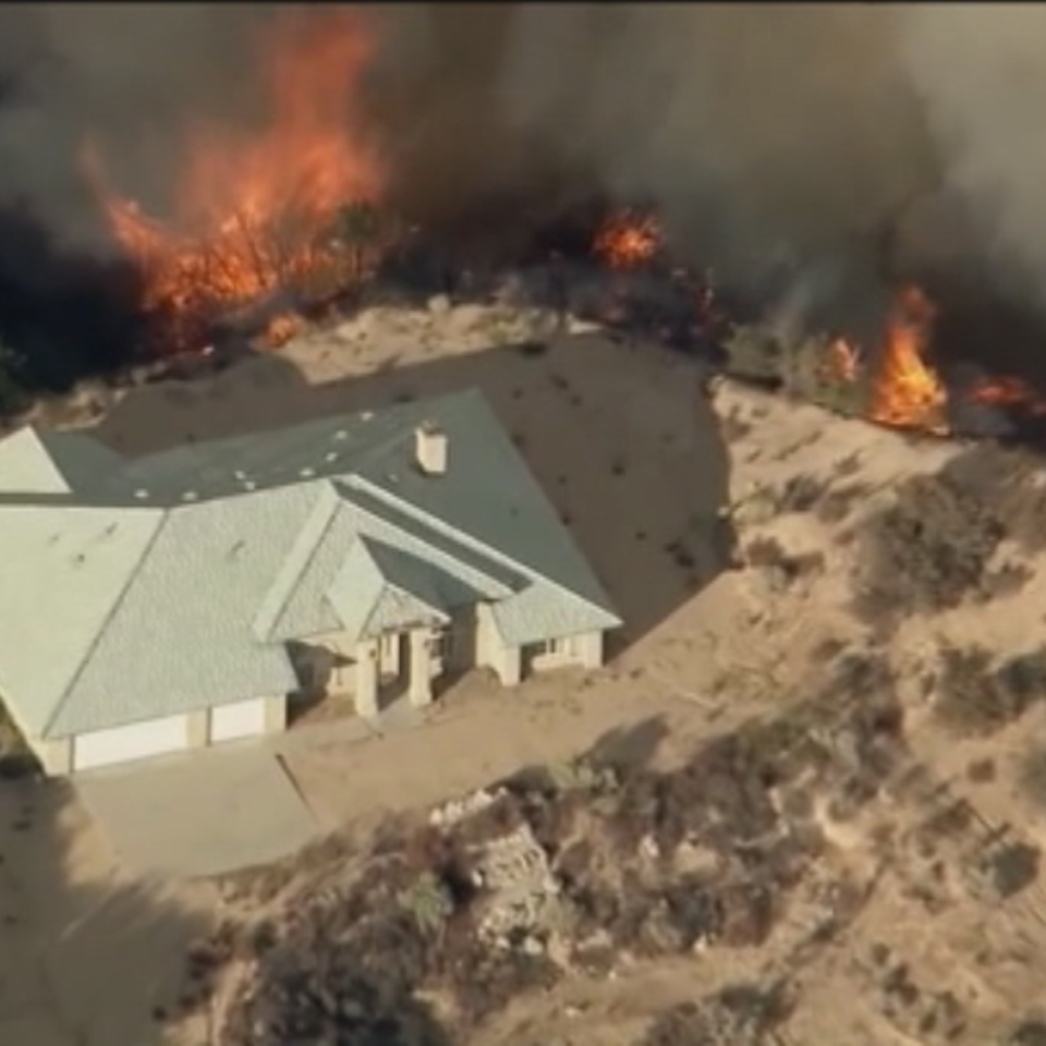 Bomberos intentan sofocar el incendio en el condado de Lake (California). Foto: EFE