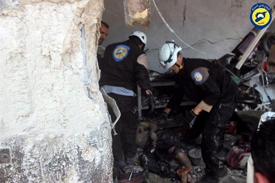 Servicios de rescate sacan un cadáver tras un ataque aéreo en Idlib. Foto: Efe. 