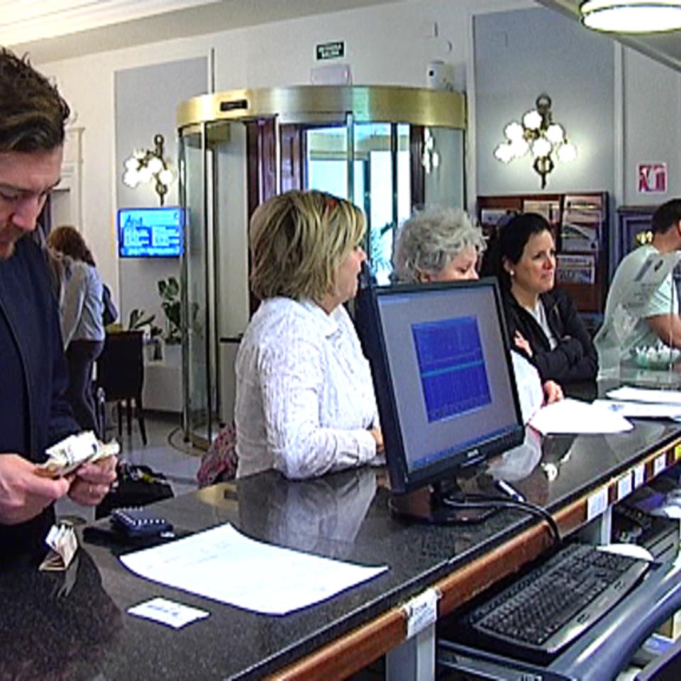 Turistas esperan en la recepción de un hotel en Donostia. Foto: EiTB