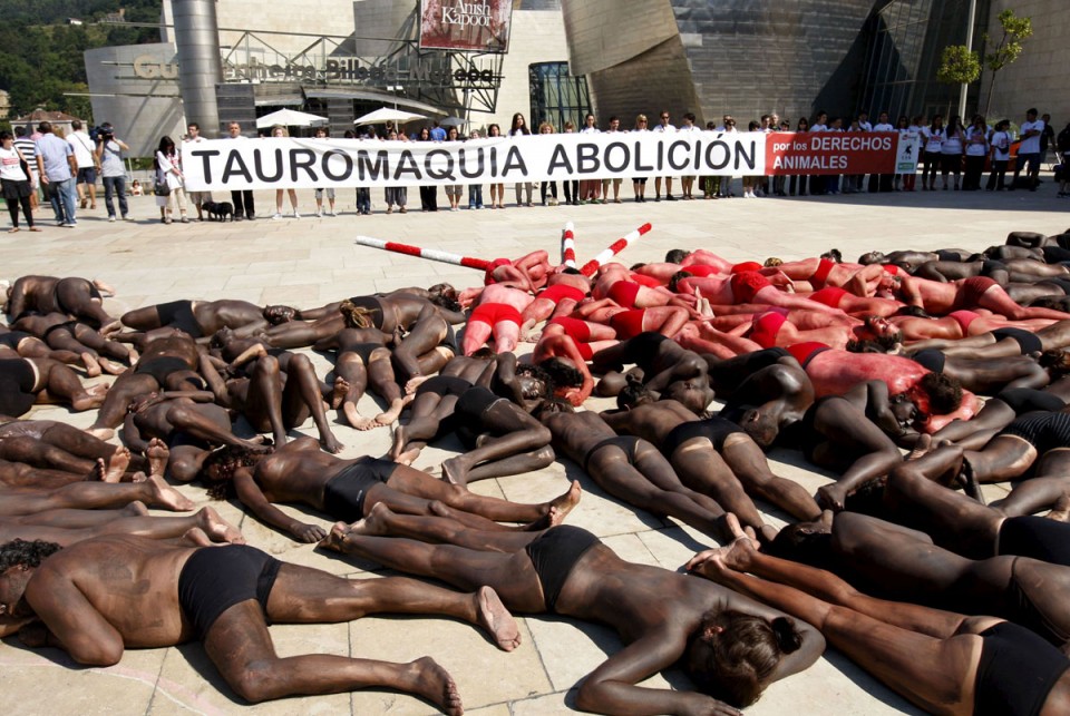 Una protesta antitaurina celebrada en el Guggenheim de Bilbao en 2010. EFE