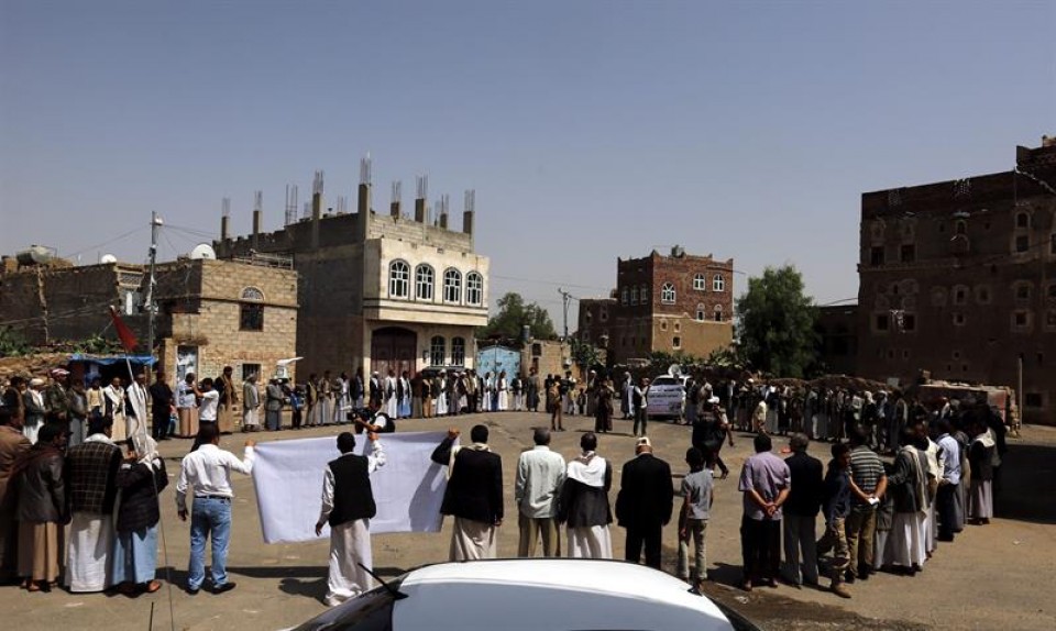 Yemeníes participan en una protesta prohutí tras el bombardeo contra un hospital. Foto: EFE