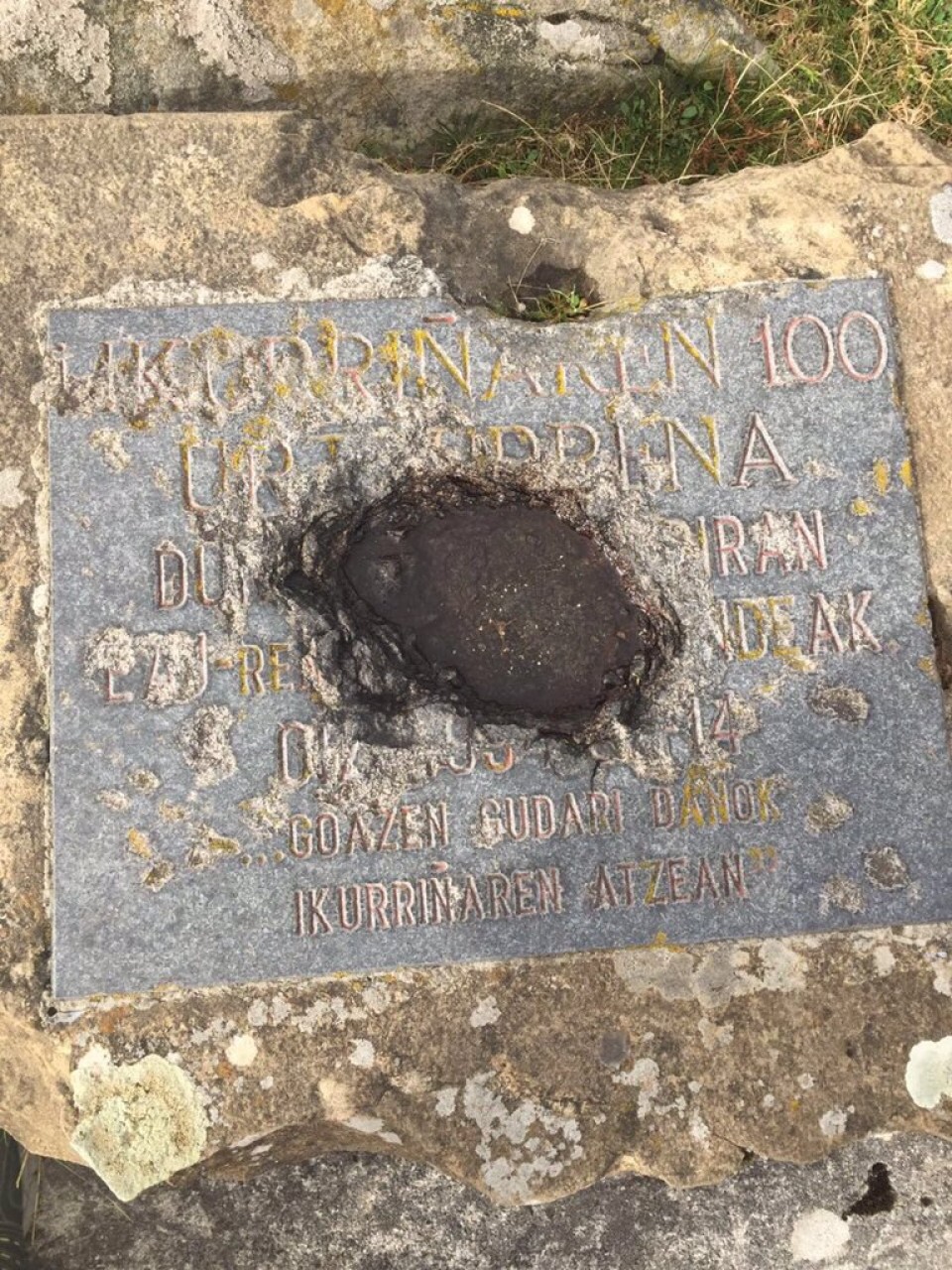 La placa del centenario de la ikurriña. Foto: @iurkullu