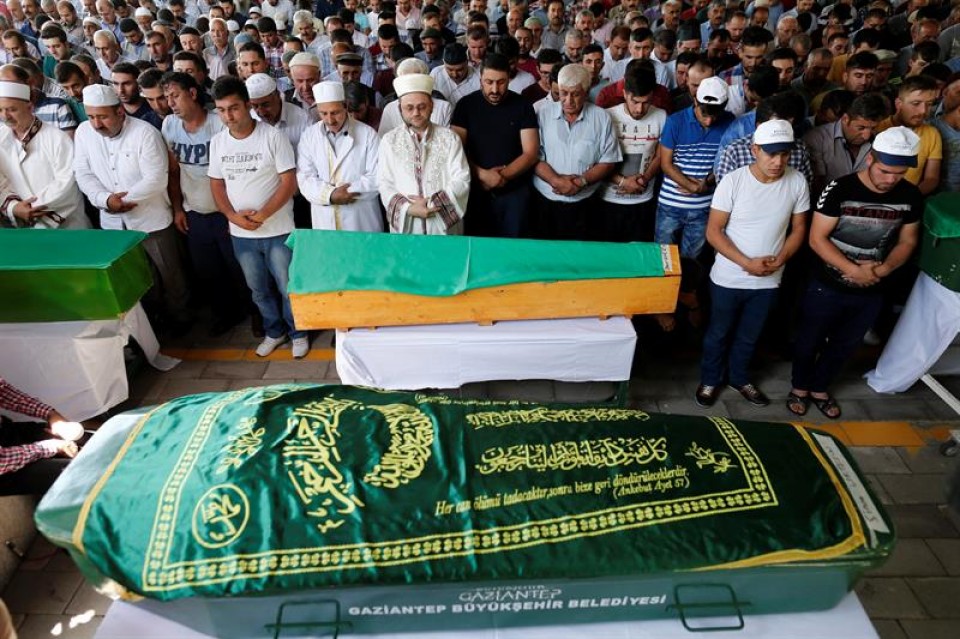 Funeral por las víctimas del atentado de Gaziantep. Foto: EFE.