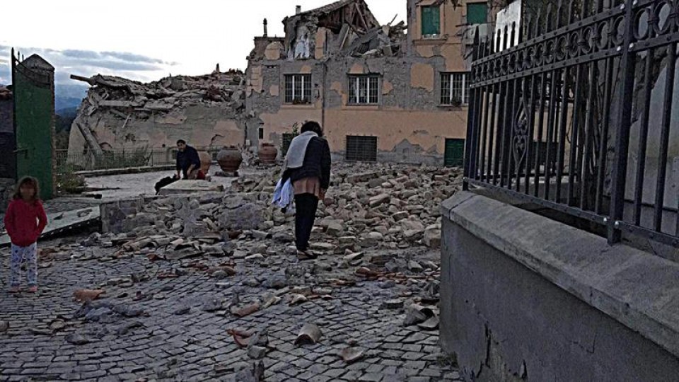 Devastación en Amatrice (Italia), una de las localidades más afectadas por el terremoto. EFE