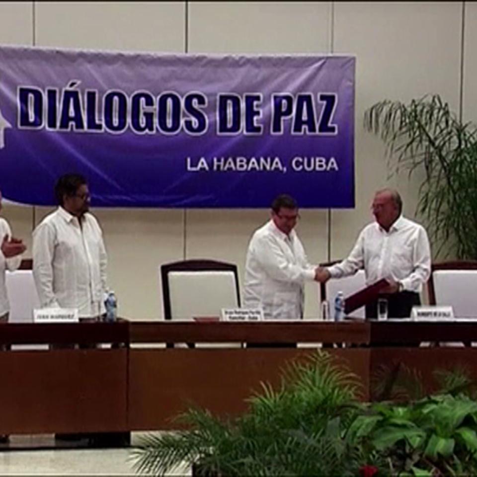 Los representantes de las FARC y el Gobierno, Iván Márquez y Humberto de la Calle. EFE