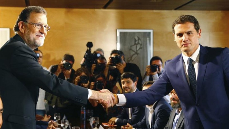 Mariano Rajoy y Albert Rivera se han estrechado la mano para escenificar el acuerdo. Foto: EFE