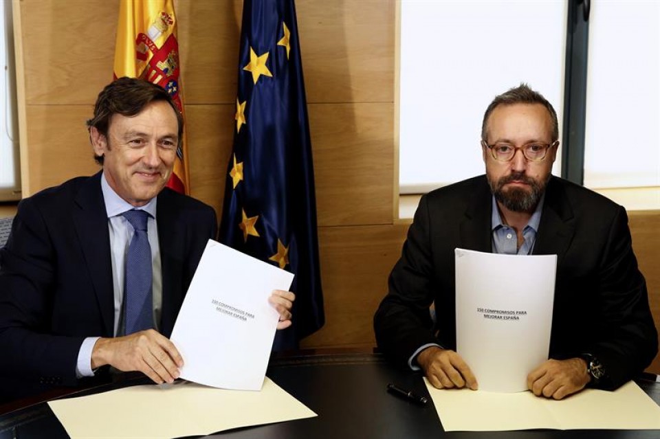 Rafael Hernando (PP) y Juan Carlos Girauta (Ciudadanos) han firmado el acuerdo. Foto: EFE