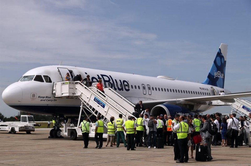 El primer avión comercial que llega a Cuba en más de medio siglo. Foto: EFE