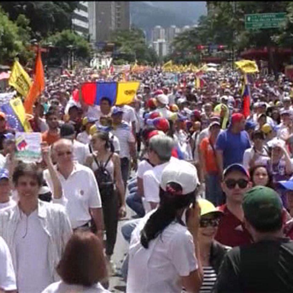 Milaka lagunek erreferenduma eskatu dute Venezuelan oposizioak deituta