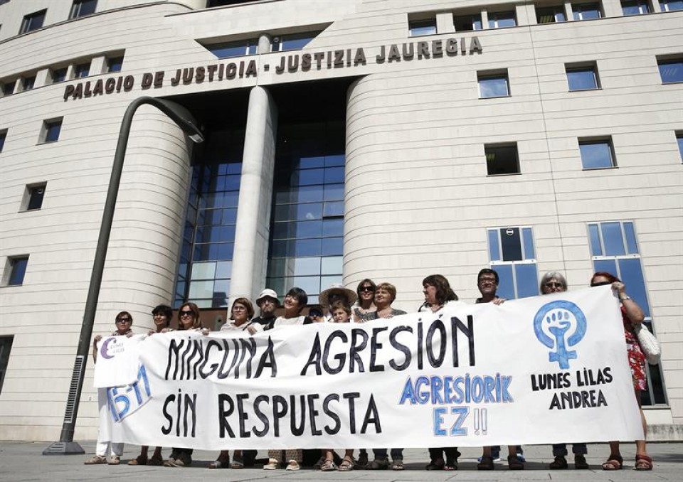 Concentración frente al Palacio de Justicia de Navarra, el día de la vista por la agresión grupal