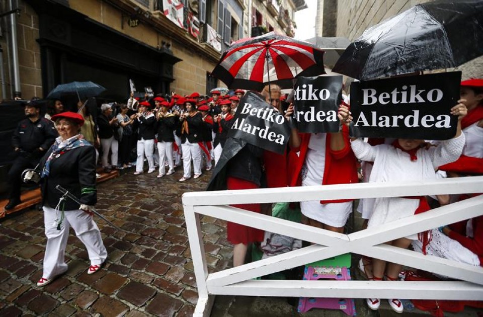Partidarias del Alarde excluyente protestan ante el Alarde igualitario el año pasado. EFE