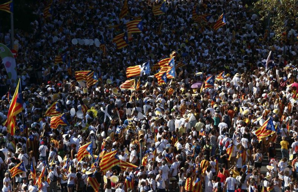 Independentistek Kataluniako kaleak lepo bete dituzte. Argazkia: EFE