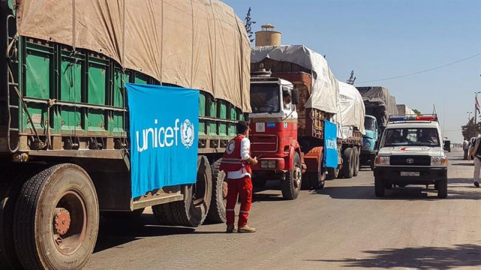 Un convoy de camiones antes de partir para entregar ayuda humanitaria en Siria. EFE.