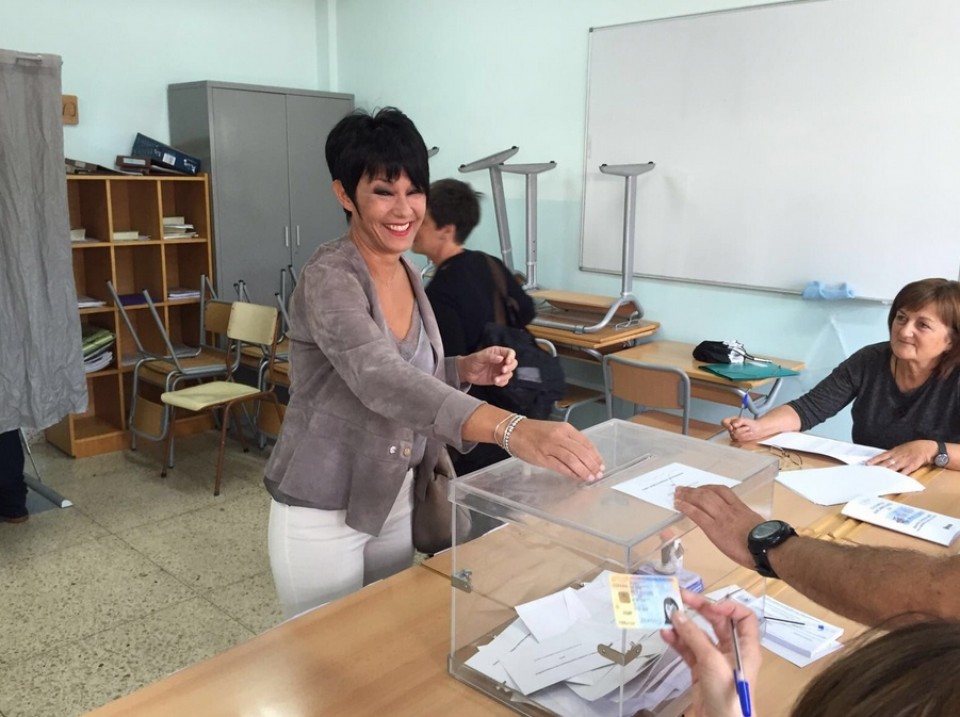 Maddalen Iriarte acude a votar en las elecciones autonómicas del 25S de 2016. Foto: @maddaleniriarte