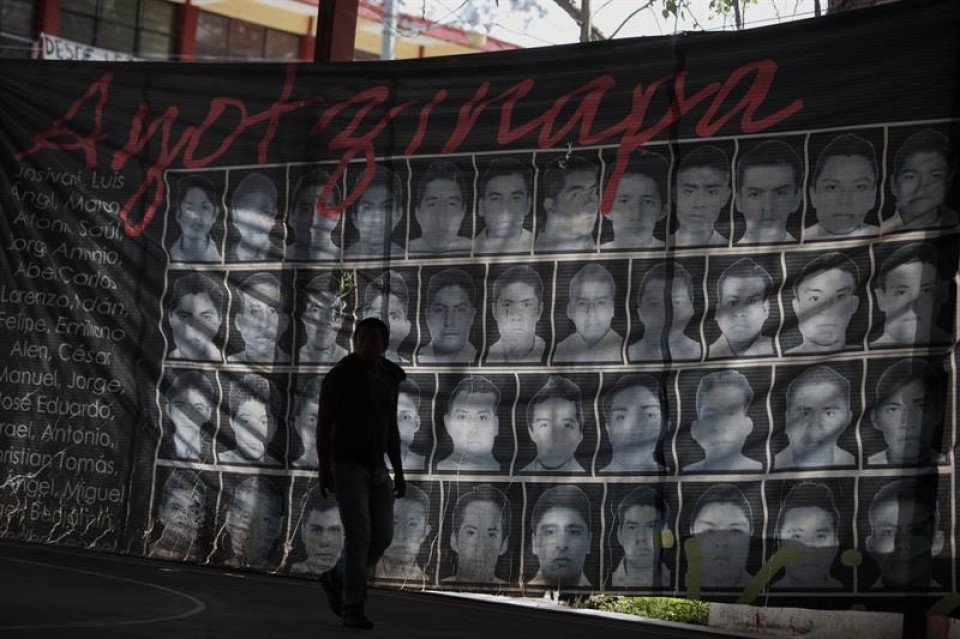 Mural en recuerdo de los 43 estudiantes desaparecidos. EFE