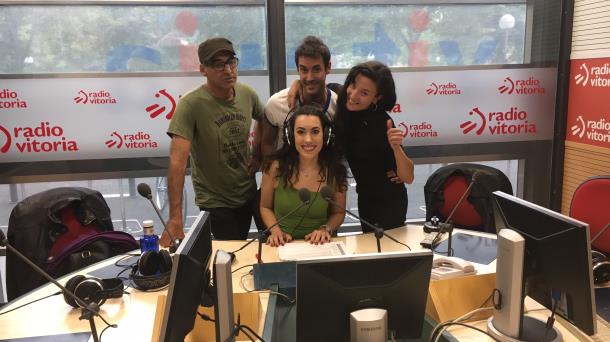 El grupo musical Studio 4 visita Radio Vitoria