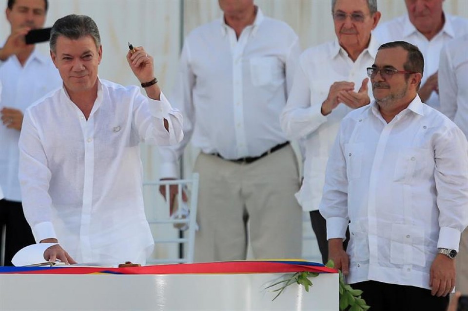 Momento de la firma del acuerdo de paz en Colombia. Foto de archivo: EFE