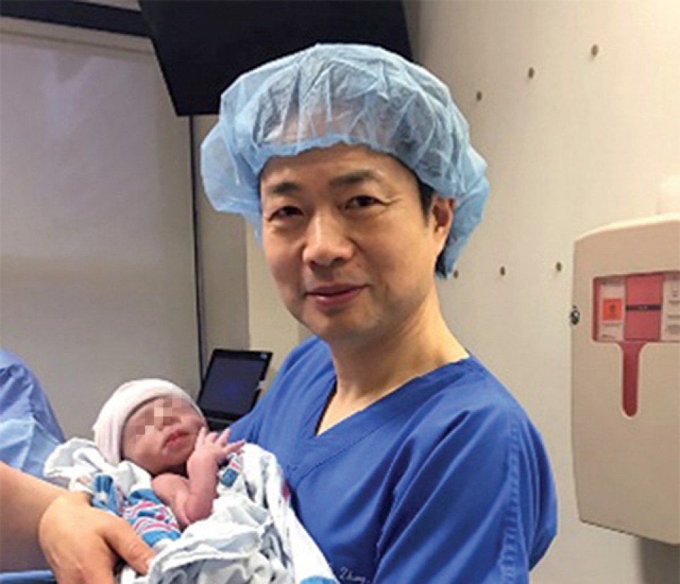 El primer niño con tres 'padres', con el doctor John Zhang. Foto: New Scientist