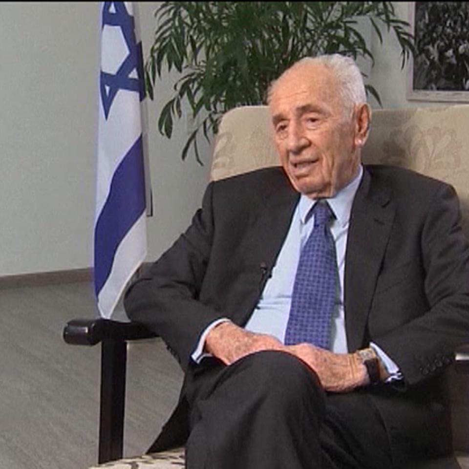 Peres junto a Abás, en 2013. Foto de archivo: EFE