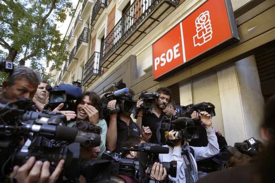 Periodistas en la sede del PSOE, en Ferraz. EFE