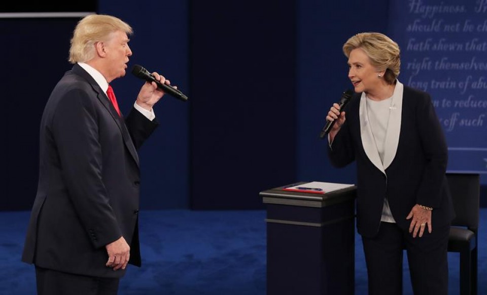 Foto de Trump y Clinton, en el segundo debate electoral. Foto: EFE
