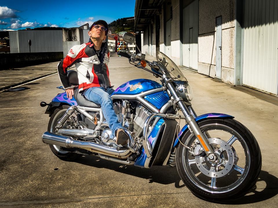 Fitoren Harley-Davidson motorra, minbizia duten haurren alde