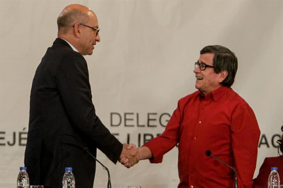 Los jefes negociadores del Gobierno, Mauricio Rodríguez, y del ELN, Pablo Beltrán. Foto: EFE
