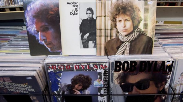 Bob Dylanen hainbat disko. EFE