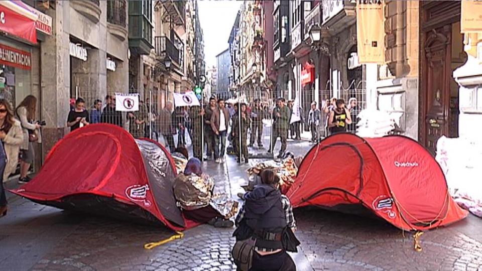 Protesta del grupo antimilitarista KEM-MOC en Bilbao. Foto: EiTB