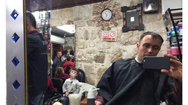 Mikel Ayestara nos lleva al barbero para conocer "qué estilo se lleva"