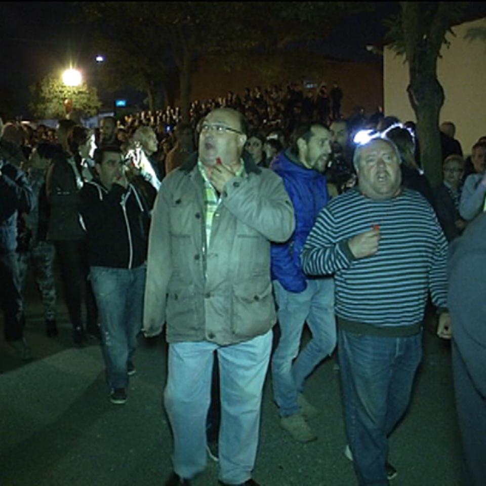 Vecinos del barrio de Abetxuko protestan frente a la vivienda ocupada por 'Los Pichis'. Foto: EiTB
