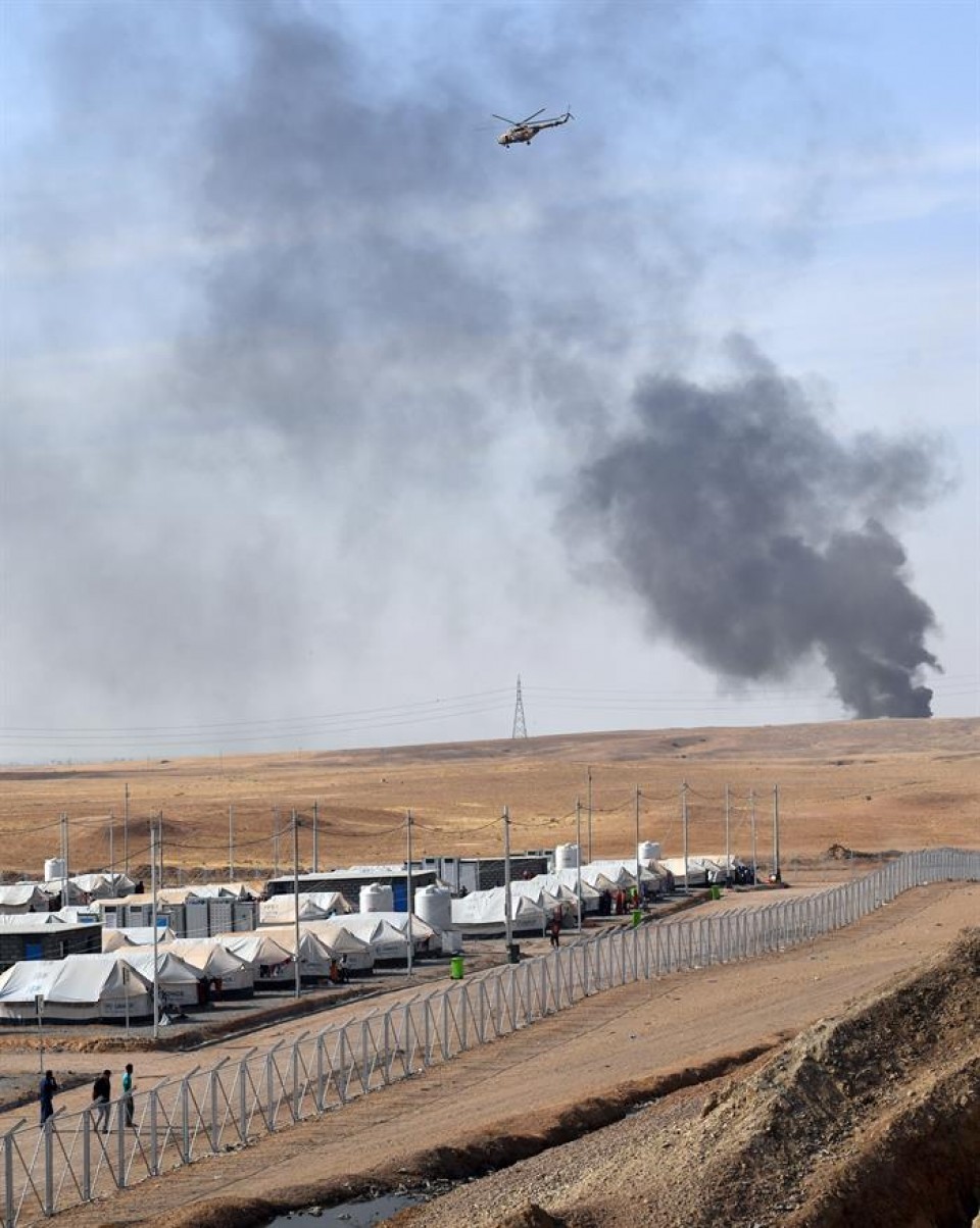 Se divisan grandes columnas de humo en las cercanías de Mosul. Foto tomada desde Erbil. EFE