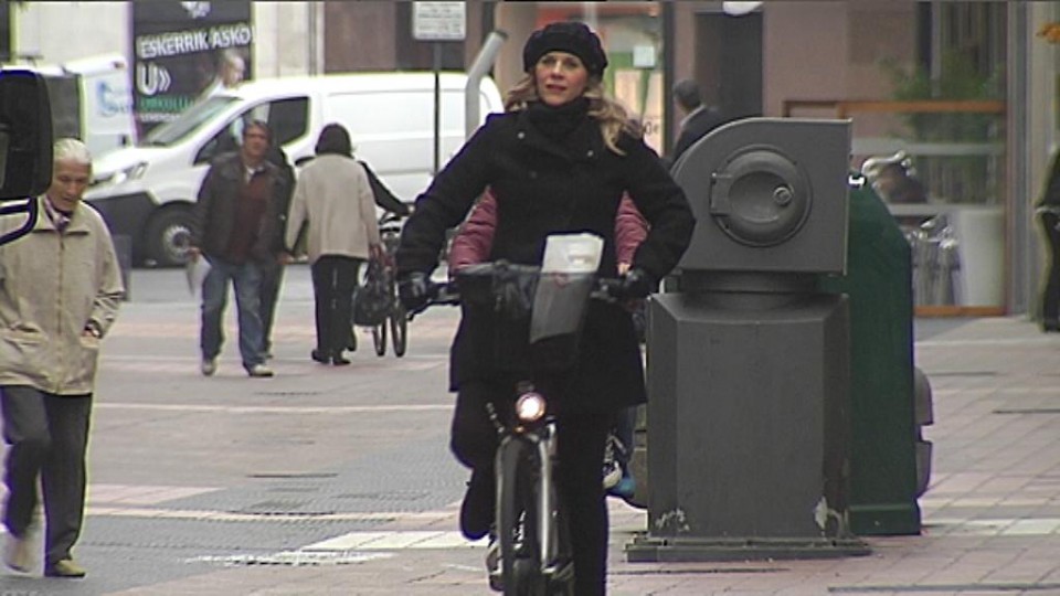 Los agentes sancionan cualquier infracción de conductores, ciclistas o peatones. Foto: EITB.