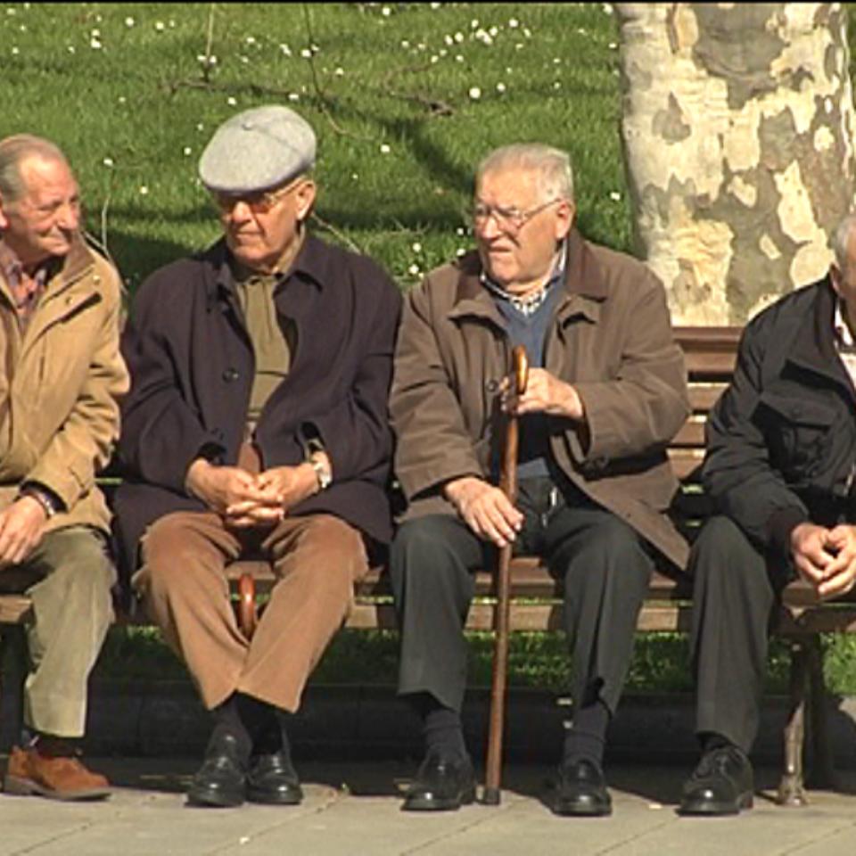 Varios pensionistas conversan sentados en un banco. Foto de archivo: EiTB