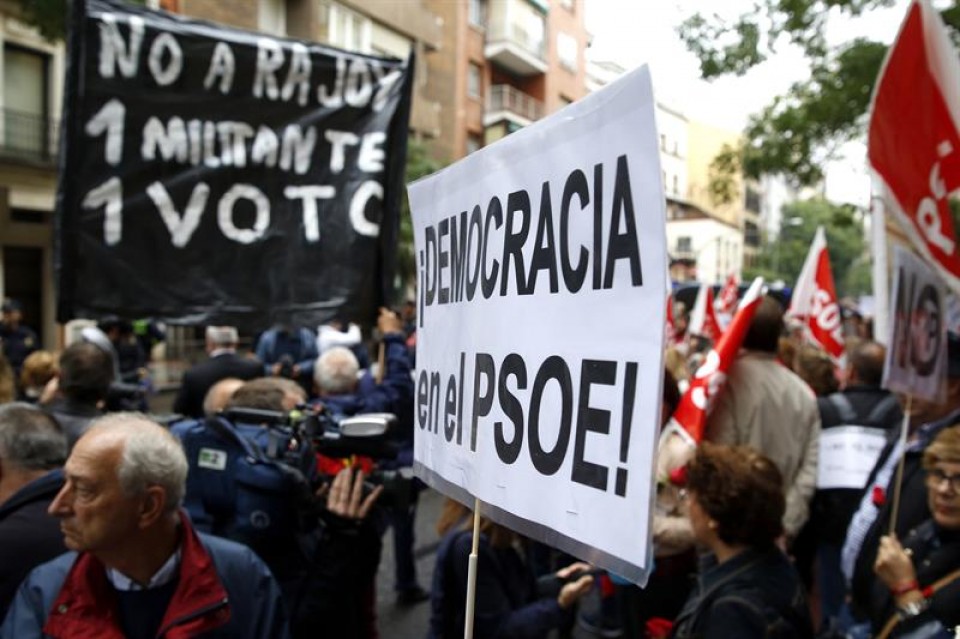 Manifestación frente a la sede del PSOE. Foto: EFE