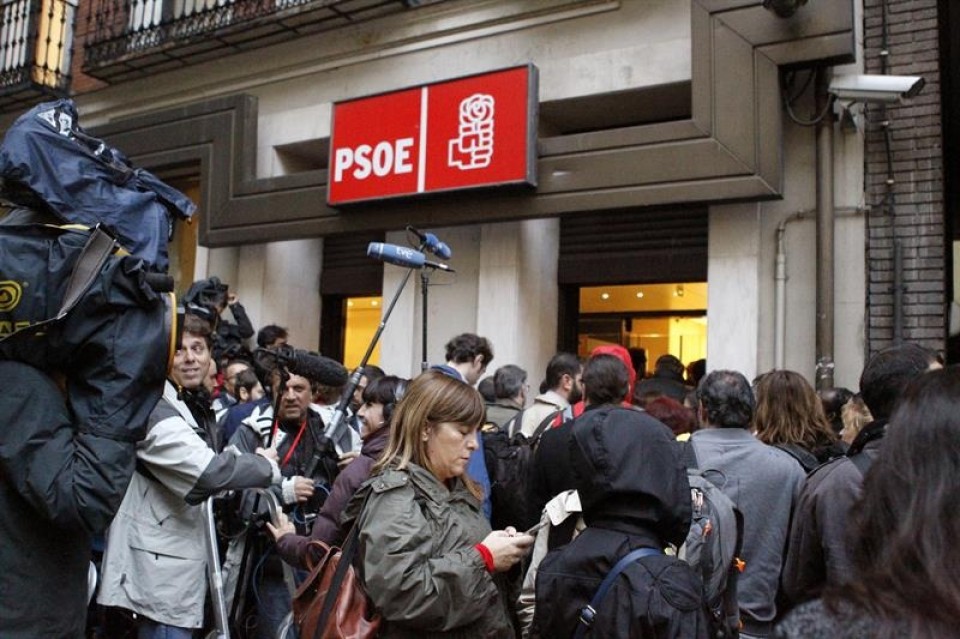 Multitud de medios, en la entrada de la sede del PSOE en Ferraz. Foto: EFE