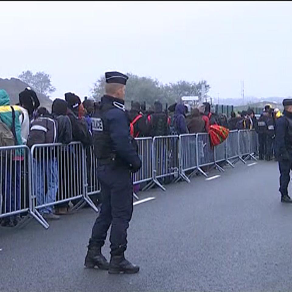 Colas a primera hora en el campamento de Calais. Foto: EFE
